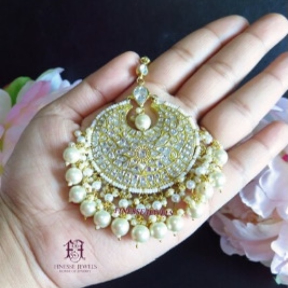 Kundan maang tika.